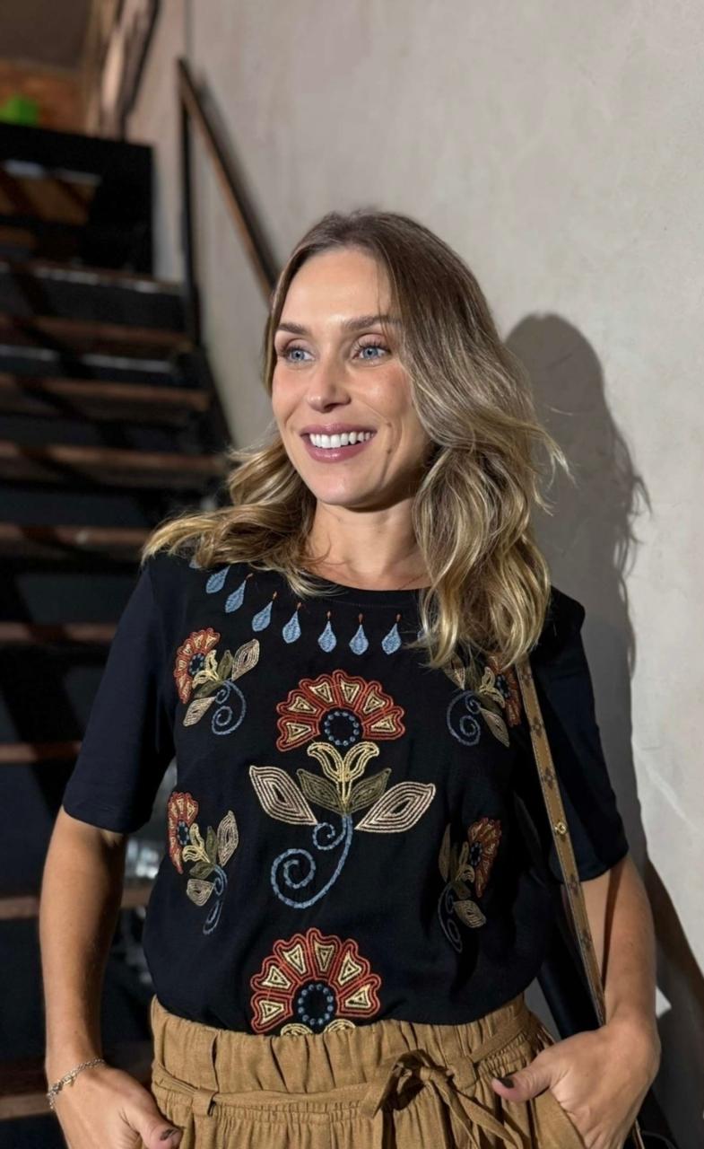 T-Shirt Bordada Flor Gotas 01