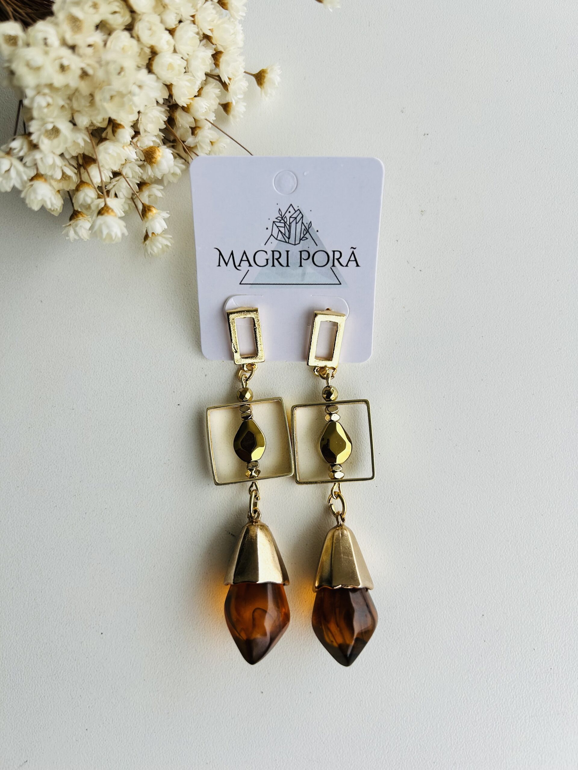 Brinco dourado quadrado com pingente âmbar br02045preço 155,00